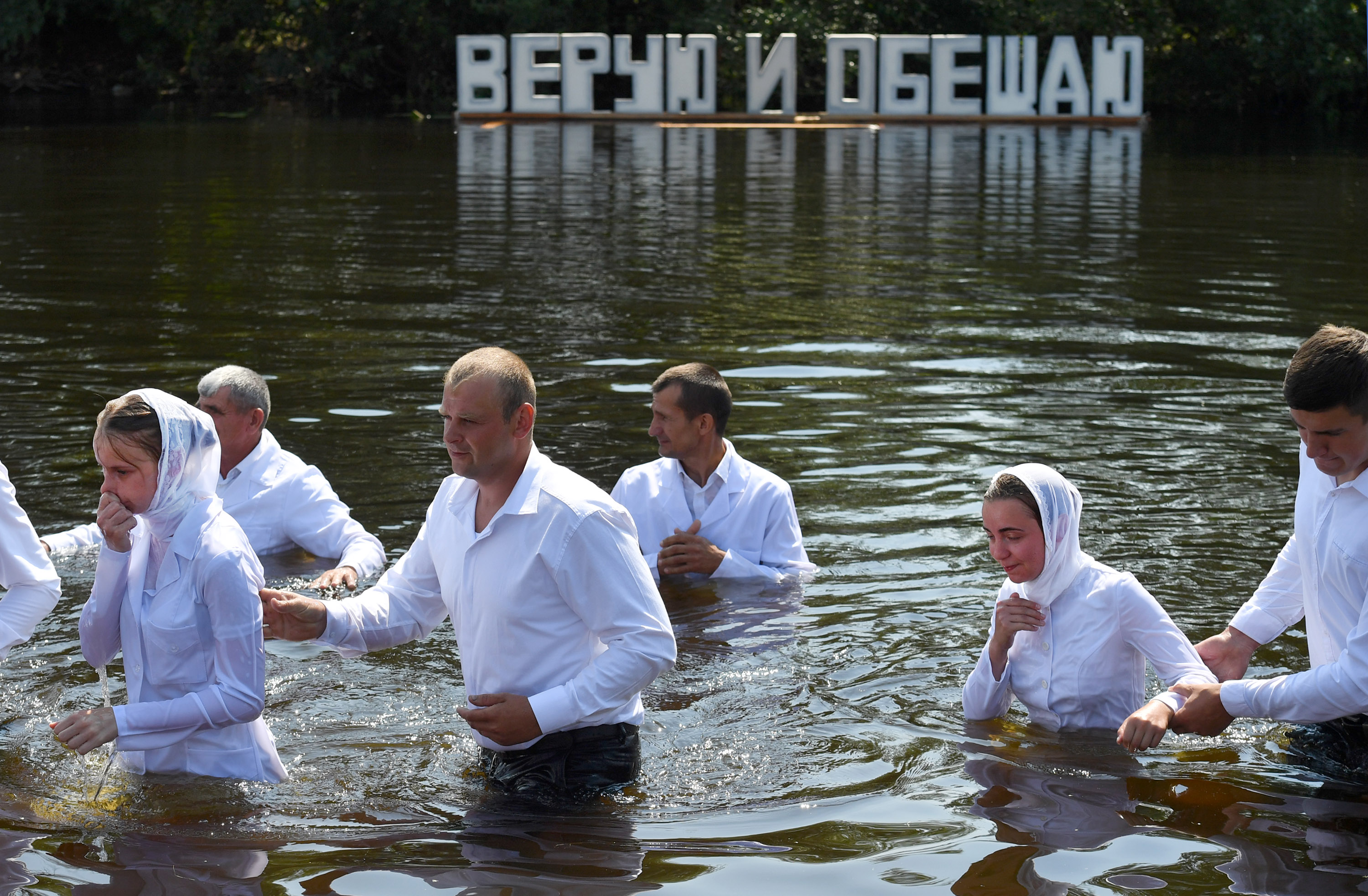 Крещение во время пандемии: как в Ольшанах пятидесятники принимали новых членов 