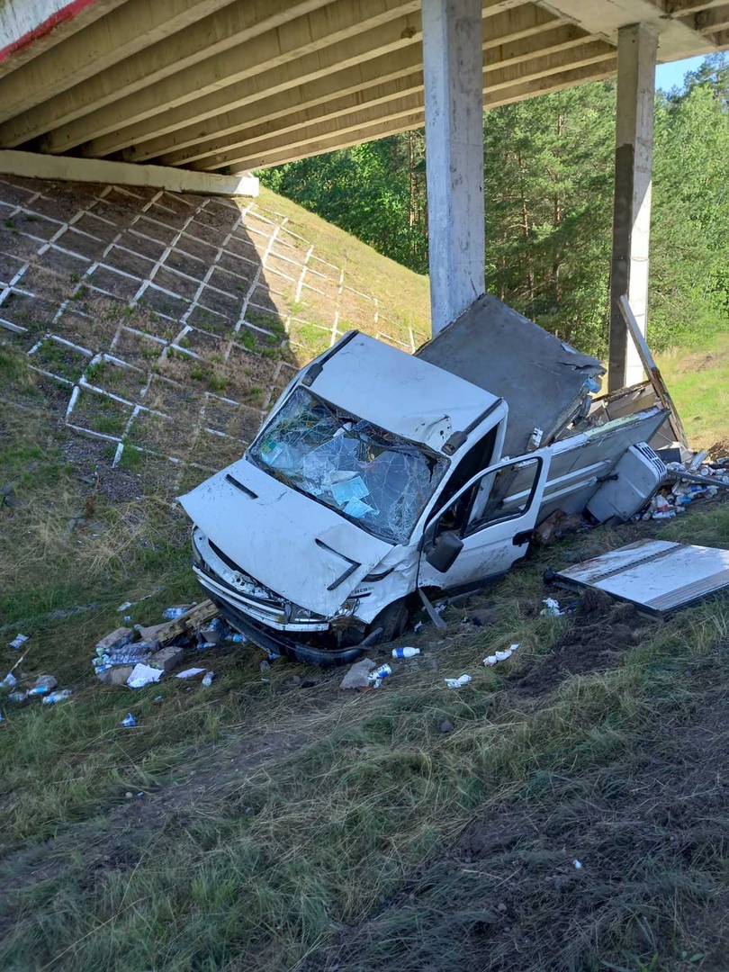 На трасе М1 пад Баранавічамі грузавы мікрааўтобус наляцеў на апору моста