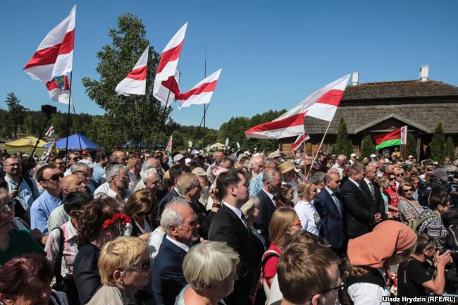 У фотарэпартажы БЕЛТА з адкрыцця помніка Касцюшку няма сцягоў. Ніякіх