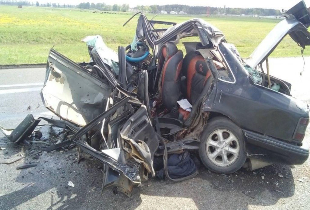 Пад Івацэвічамі легкавік урэзаўся ў машыну дарожнікаў, ёсць загінулы