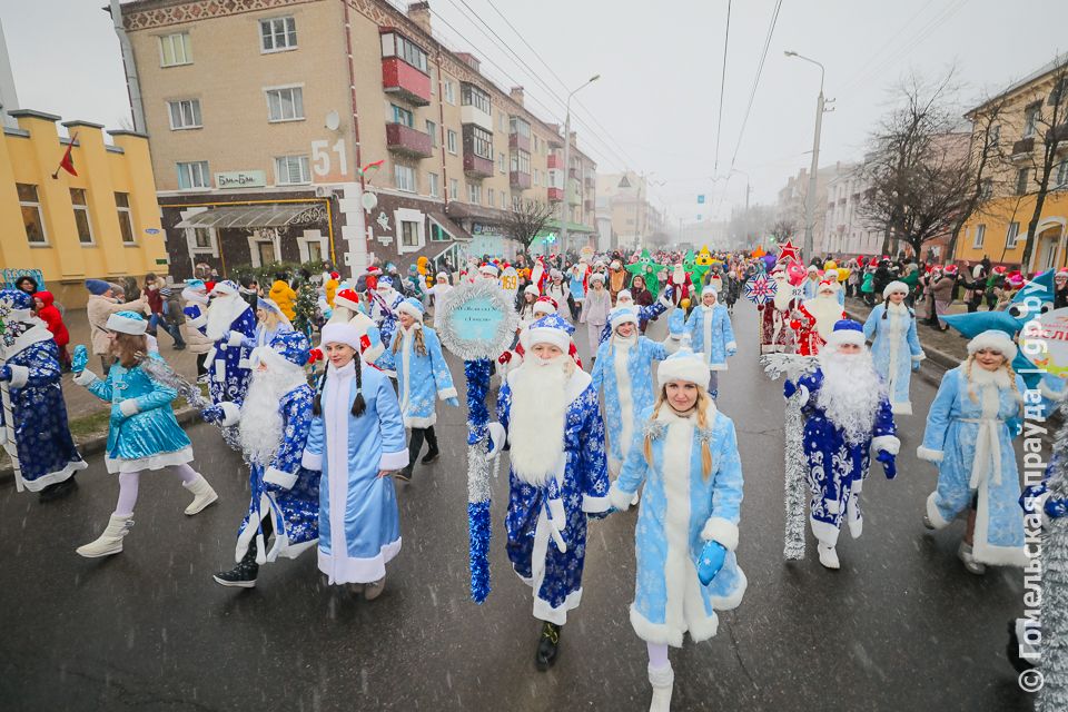 В Гомеле прошёл парад Дедов Морозов и Снегурочек