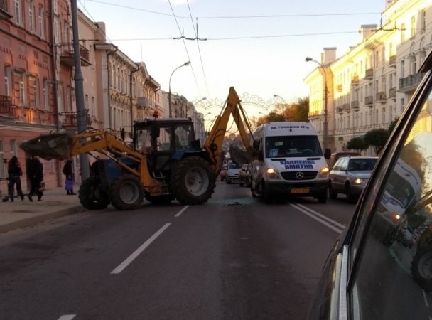 В маршрутку с рекламой удаления вмятин въехал трактор