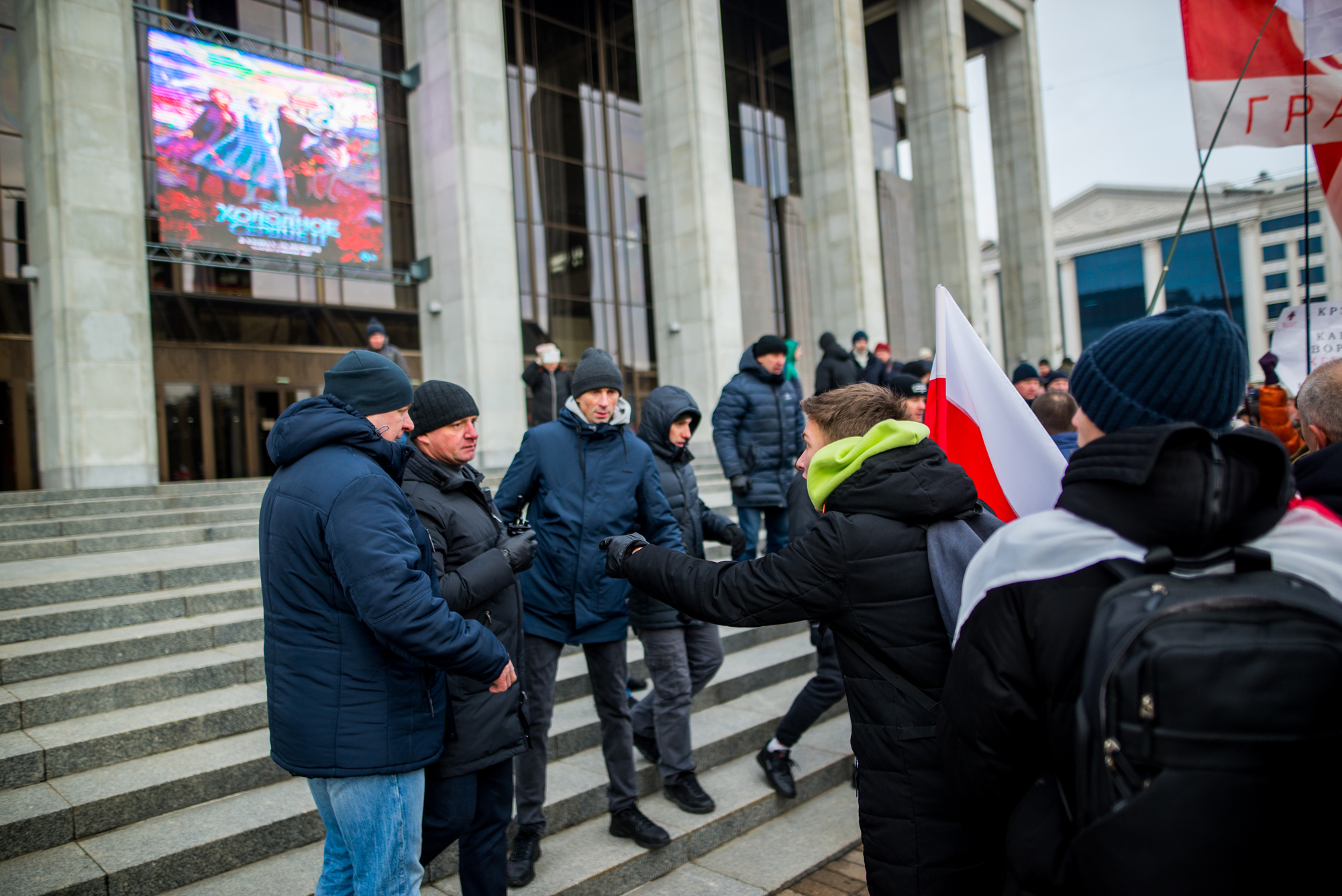 Мітынгі і танцы супраць інтэграцыі каля галоўнай ёлкі краіны