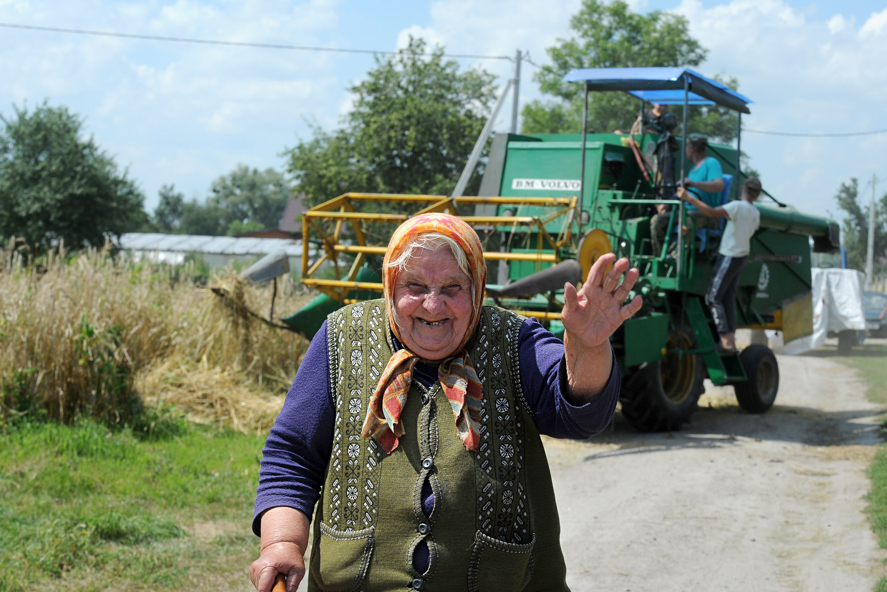 "Бітва за ўраджай": як камбайнёр-прыватнік убірае збожжа на Палессі (фота)