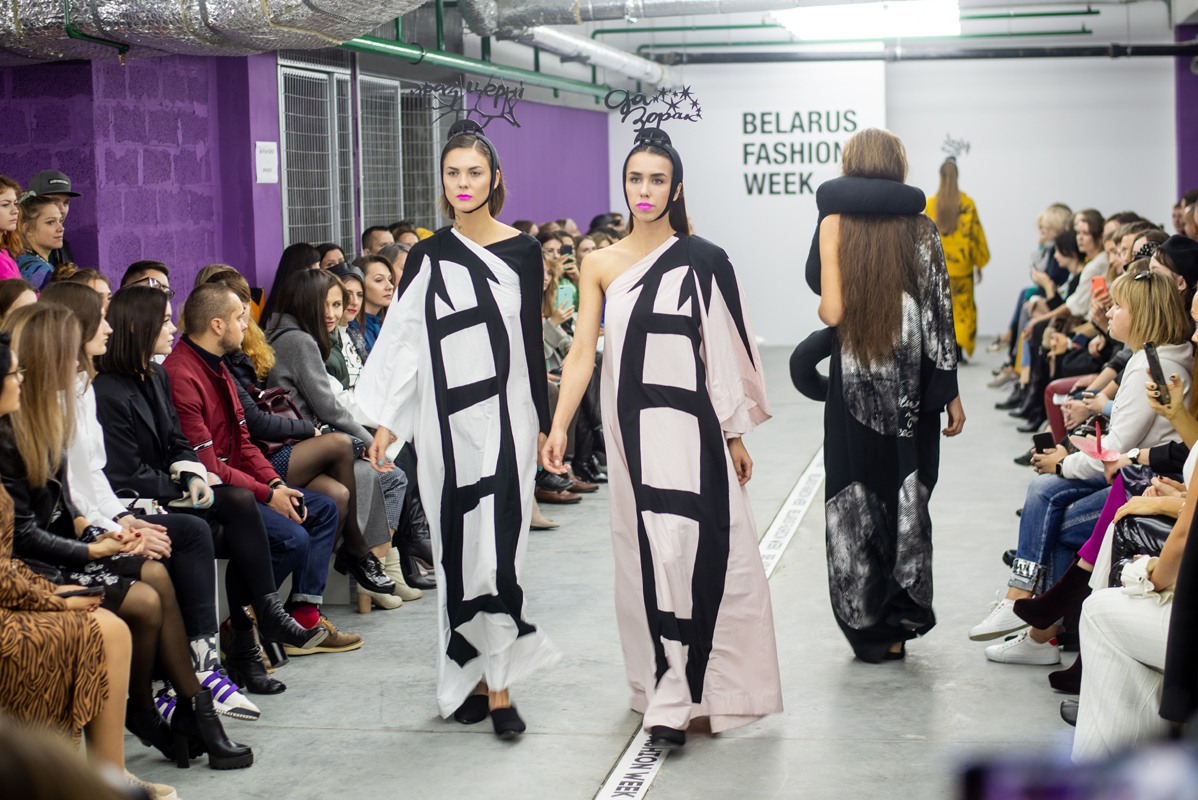 Арт-палітоны і неонавыя купальнікі на Belarus Fashion Week. Фота