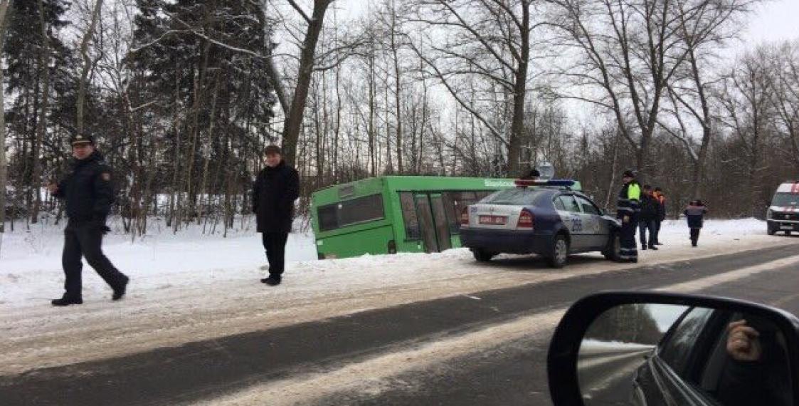 Шпіталізавалі кіроўцу аўтобуса, які з'ехаў у кювет у Полацкім раёне