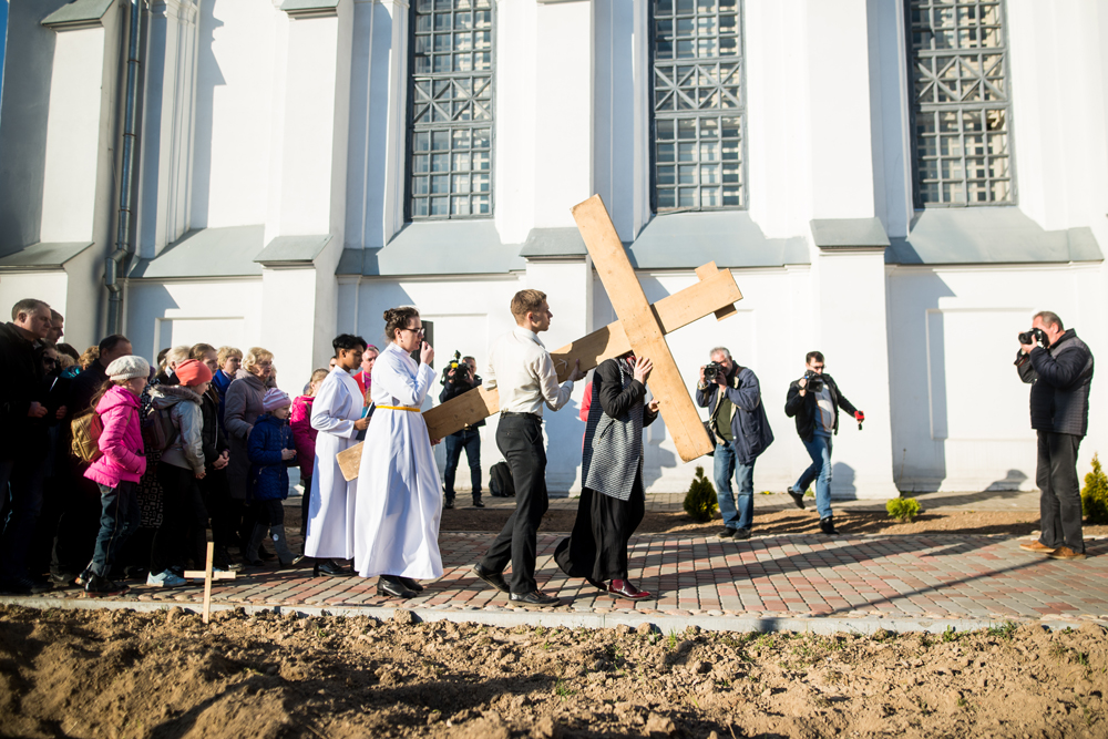 У Мінску 14 вернікаў пранеслі на сабе крыж (фота)