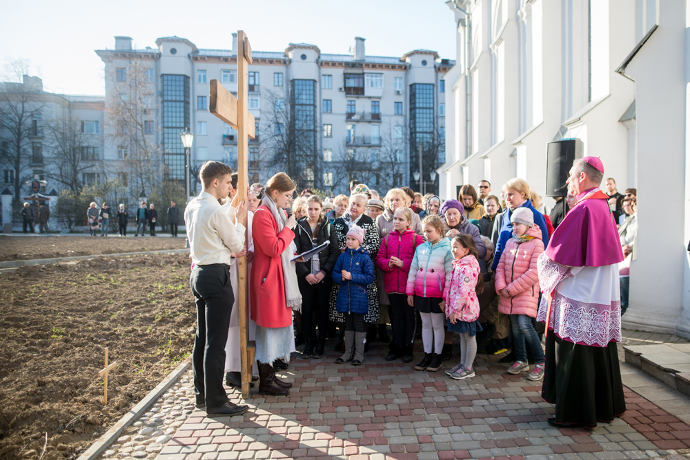 У Мінску 14 вернікаў пранеслі на сабе крыж (фота)