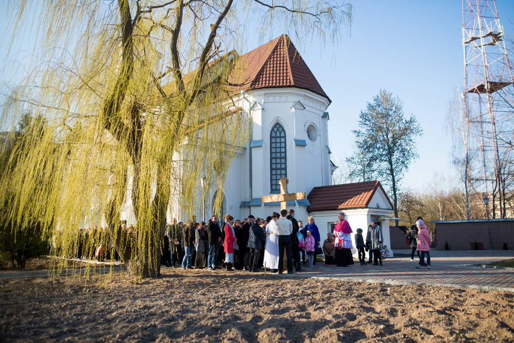 У Мінску 14 вернікаў пранеслі на сабе крыж (фота)