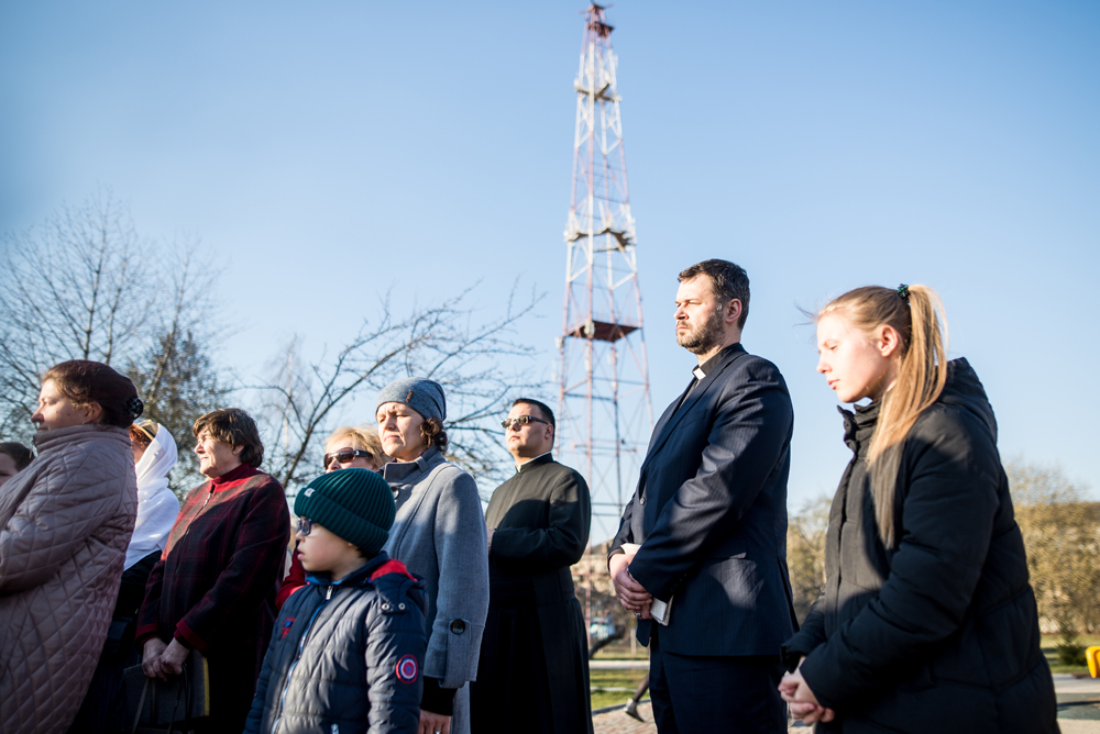 У Мінску 14 вернікаў пранеслі на сабе крыж (фота)