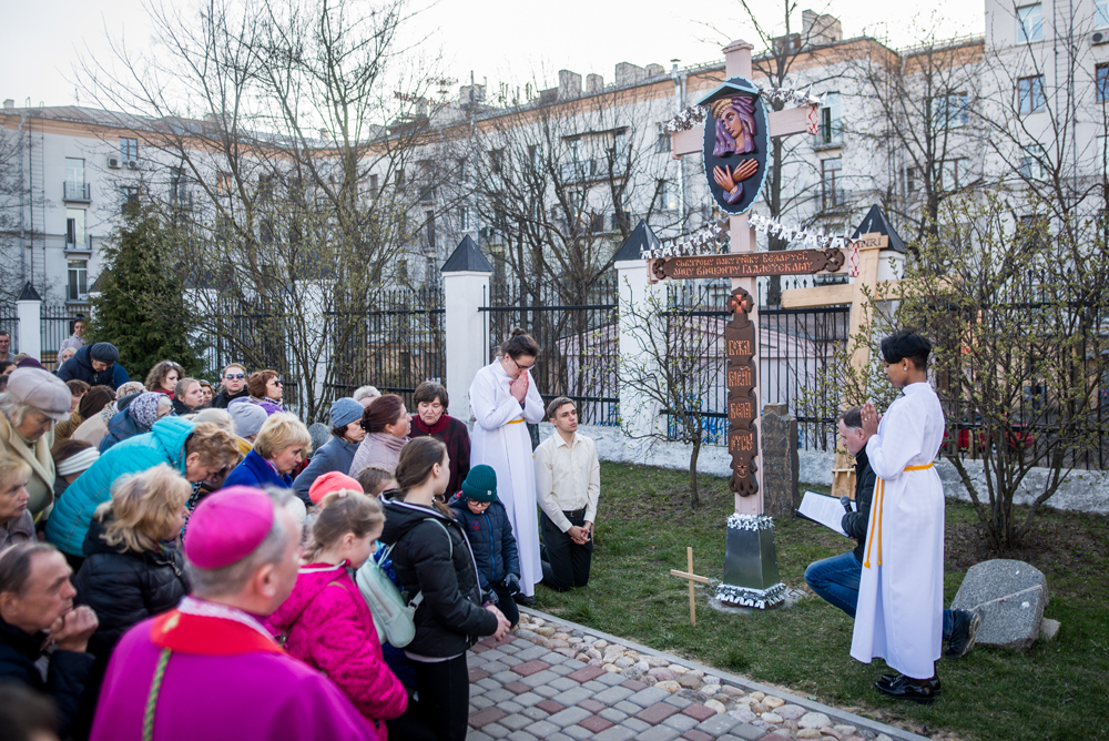 У Мінску 14 вернікаў пранеслі на сабе крыж (фота)