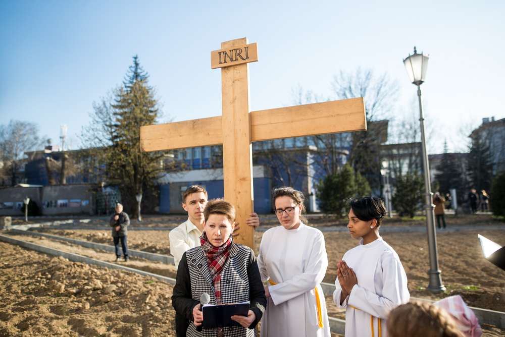 У Мінску 14 вернікаў пранеслі на сабе крыж (фота)