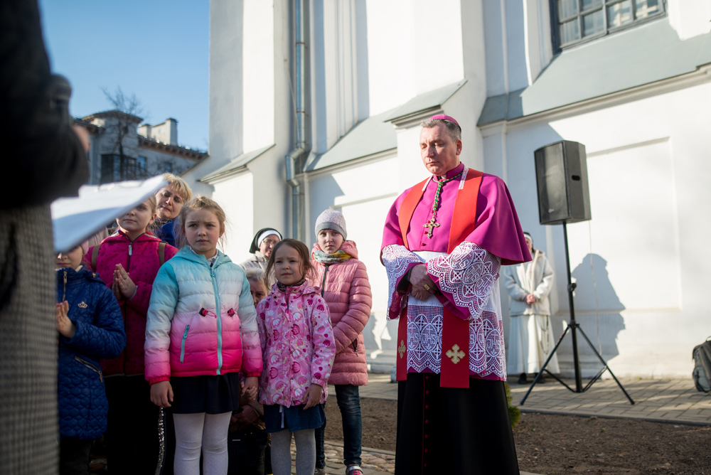 У Мінску 14 вернікаў пранеслі на сабе крыж (фота)