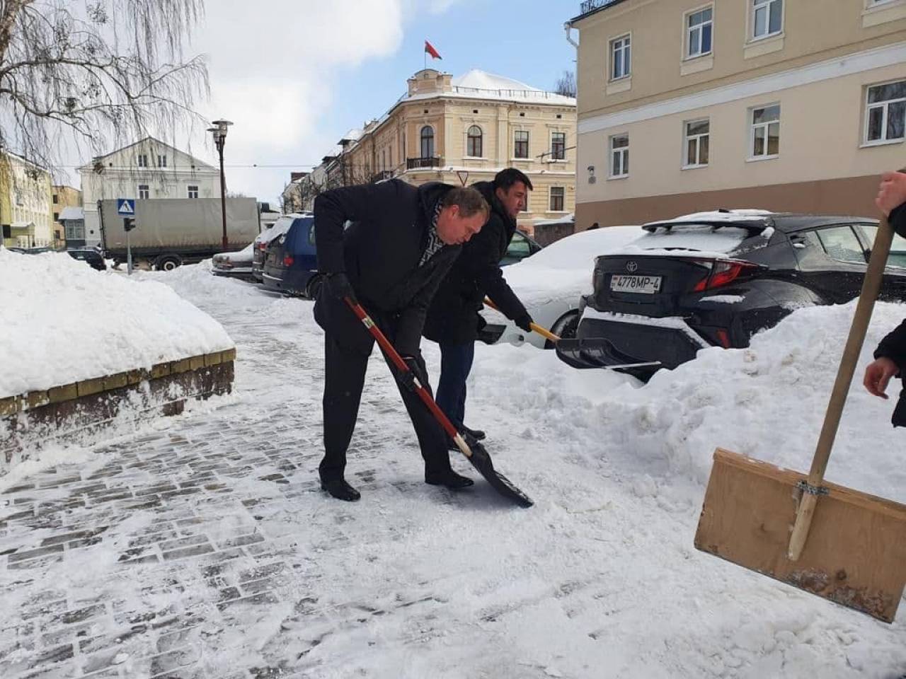 Каранік і Караеў з рыдлёўкамі чысцілі вуліцы Гродна ад снегу (фота)