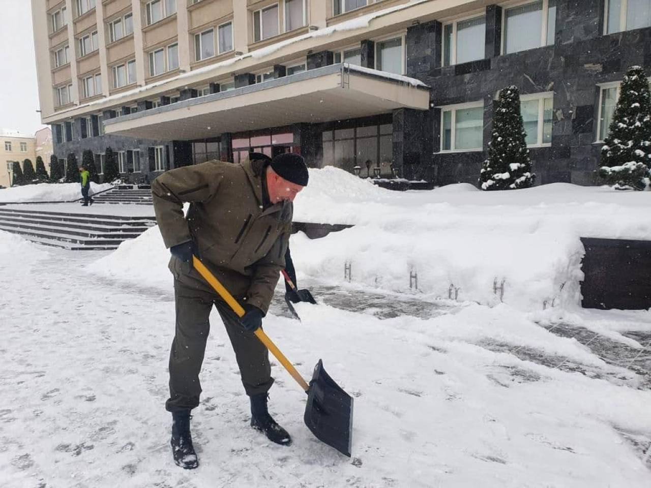 Каранік і Караеў з рыдлёўкамі чысцілі вуліцы Гродна ад снегу (фота)