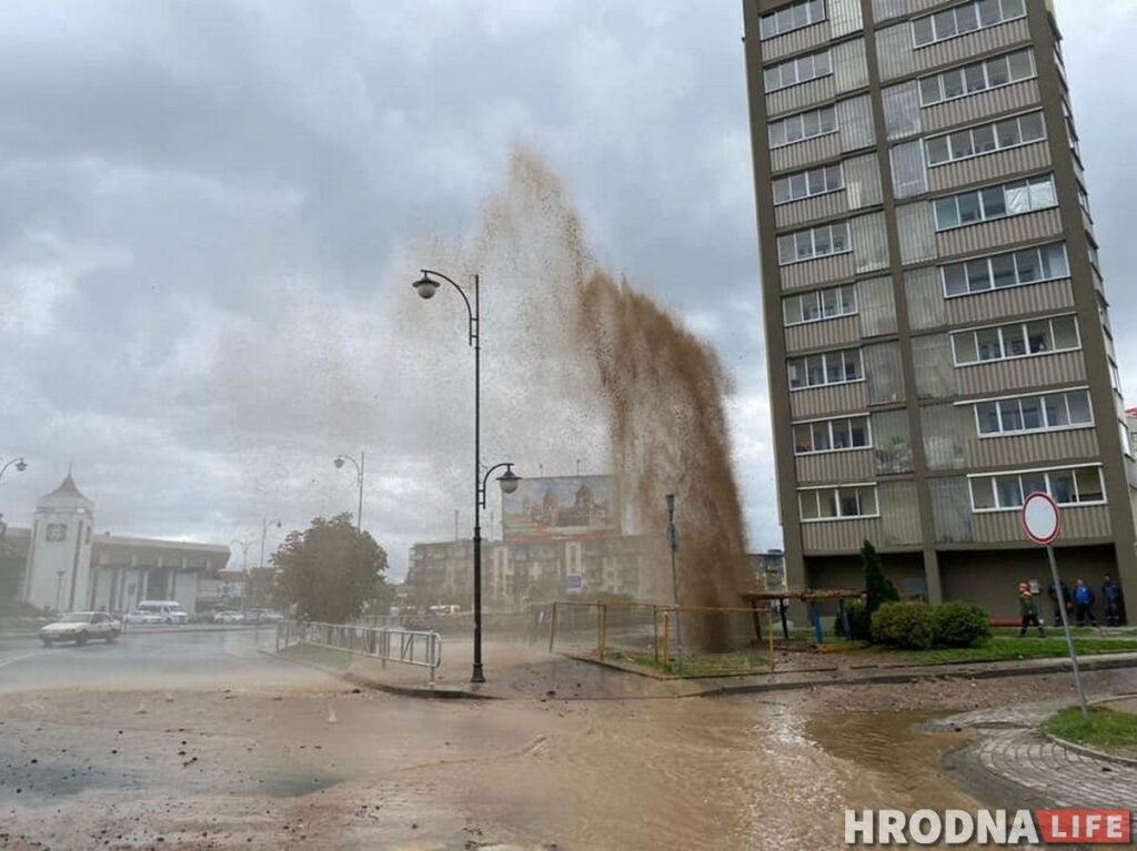 Каля чыгуначнага вакзала Гродна прарвала трубу: фантан біў на 20 метраў