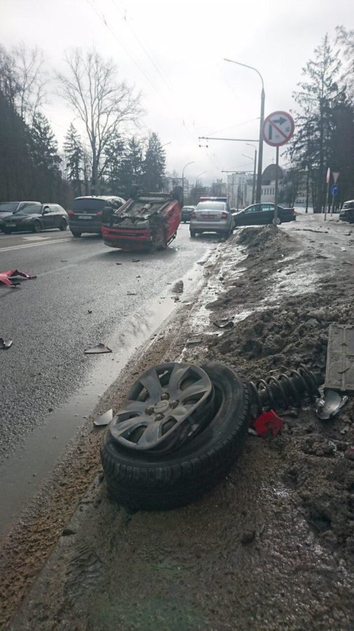 У мінскім Сухараве легкавік перакуліўся і лёг дахам на зямлю