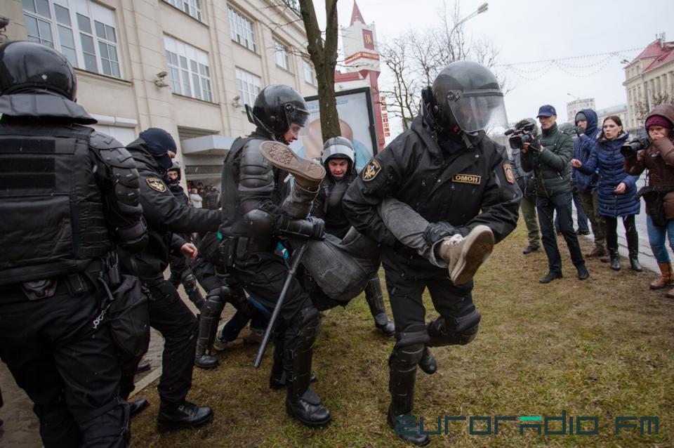 "Надзелі шапку на вочы, пасадзілі ў "Лексус" і павезлі"