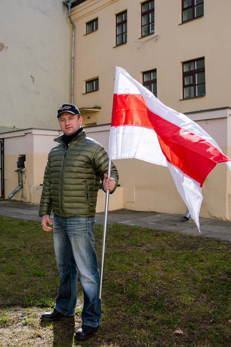 "Поднимаем флаг обратно". Гісторыя хлопца, які ўзняў сцяг і апынуўся ў аўтазаку