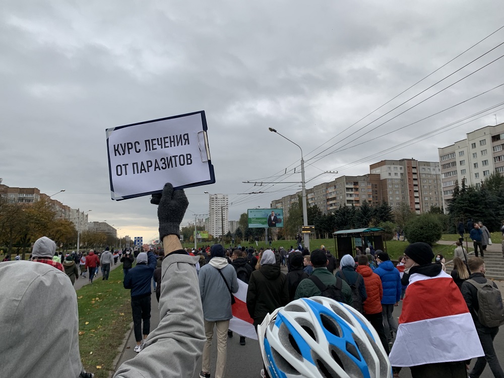 Партизанский марш в фотографиях: плакаты, флаги и волна людей