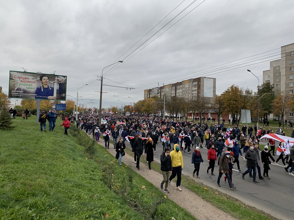 Партизанский марш в фотографиях: плакаты, флаги и волна людей