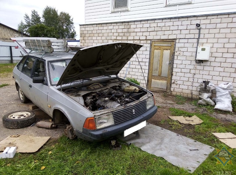 У Бешанковічах ратавалі мужчыну — яго заціснула пад аўтамабілем