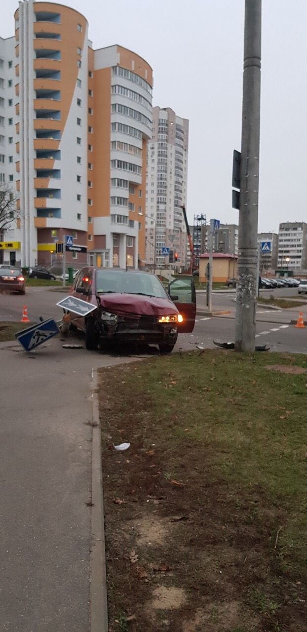 У Мінску Citroen выехаў на тратуар, знёс святлафор і збіў дзяцей