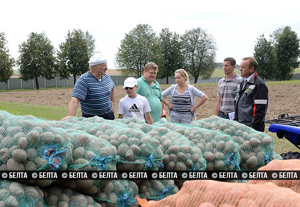 Што за жанчына суправаджала Мікалая Лукашэнку на парадзе?