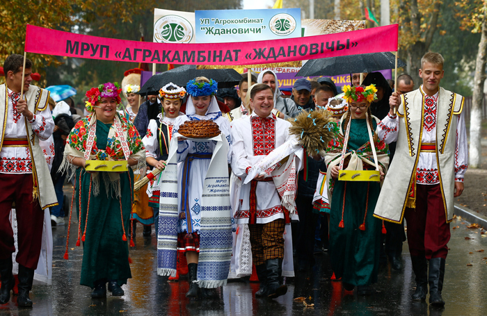 Человек-тыква и ребёнок в капусте: как в деревне под Минском прошли "Дожинки"