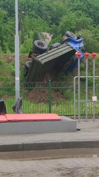 У Гродне перакуліўся грузавік, кіроўца чакаў у кабіне, пакуль яго вызваляць