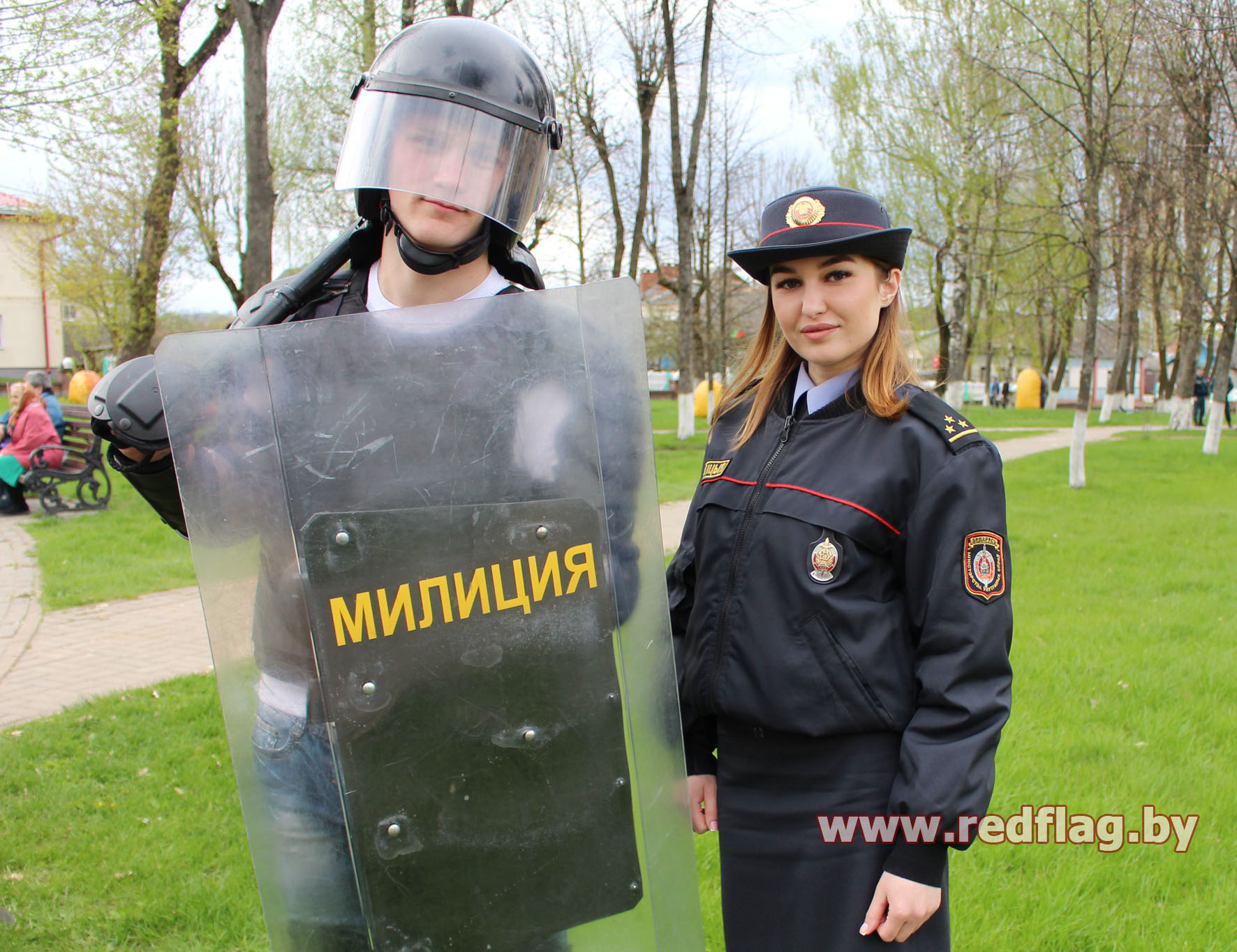 Падлеткам Краснаполля на Дзень Перамогі далі міліцэйскія шчыты і дубінкі