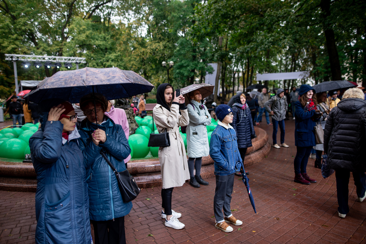 Дождж пікніку не перашкода: як купалаўцы святкавалі адкрыццё 100-га сезону