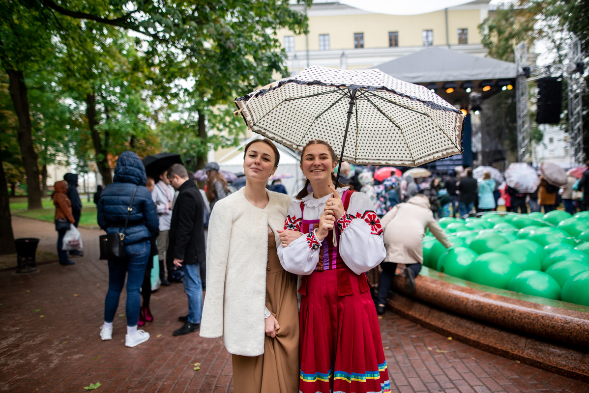 Дождж пікніку не перашкода: як купалаўцы святкавалі адкрыццё 100-га сезону