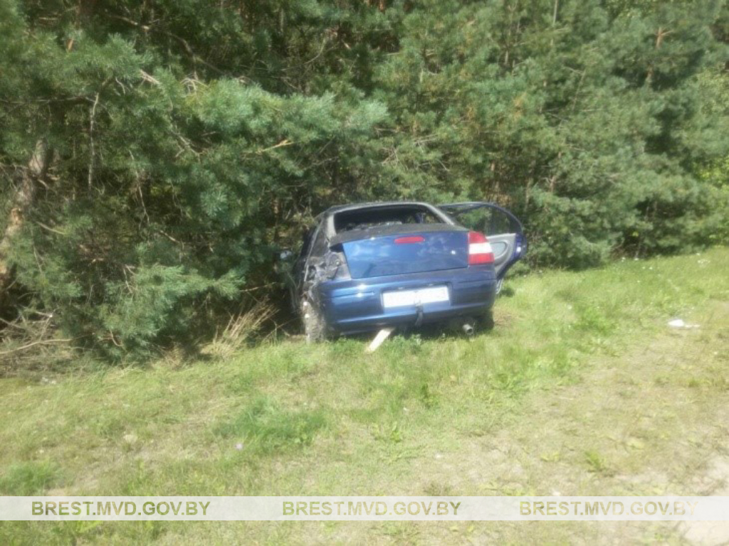 Пад Ляхавічамі на сустрэчную паласу руху выехаў некіруемы МАЗ