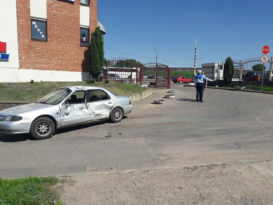 У Мінску легкавік выязджаў з аўтастаянкі і трапіў пад грузавік (фотафакт)