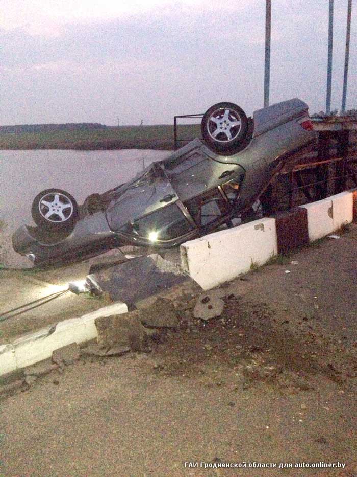 На Лідчыне "Мерсэдэс" перакуліўся і завіс над возерам (фота)