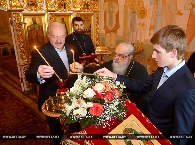 Лукашэнка сустрэўся з мітрапалітам Філарэтам і запаліў велікодную свечку