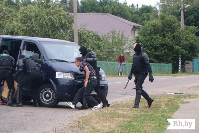 У вёсцы ля Маладзечна АМАП збіў людзей, якія неслі заяву ў сельвыканкам (відэа)