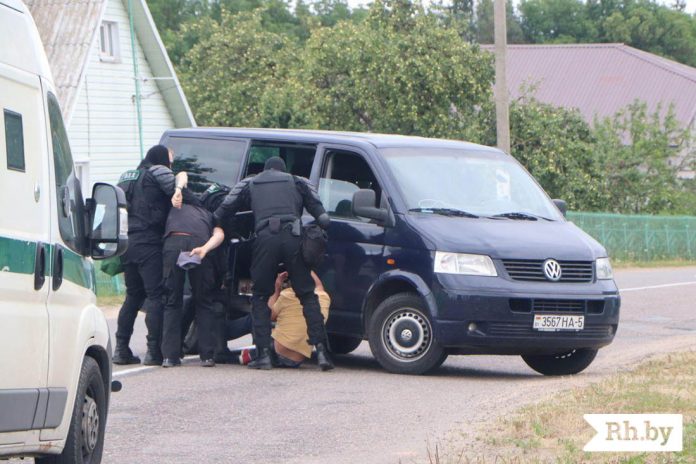 У вёсцы ля Маладзечна АМАП збіў людзей, якія неслі заяву ў сельвыканкам (відэа)