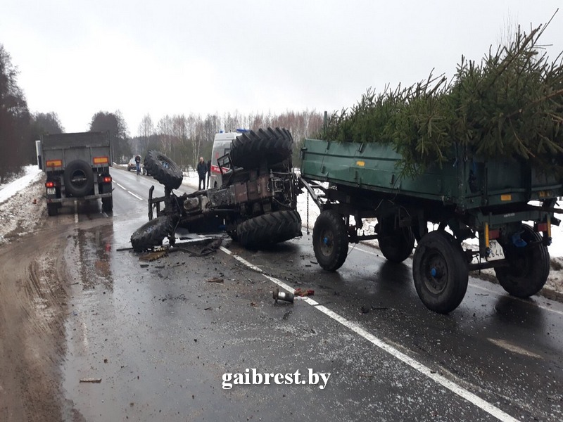 Пад Маларытай трактарыст, які вёз ялінкі, загінуў у ДТЗ (фота)