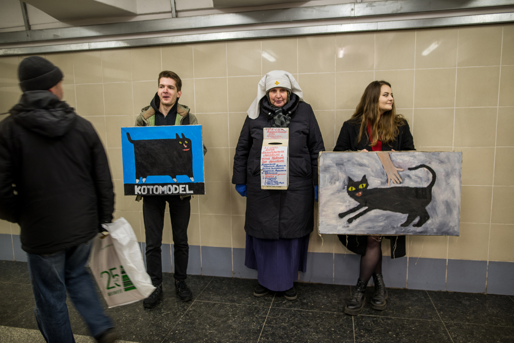 Белорусский художник сделал выставку в вагоне метро, одну из картин держит Бакей