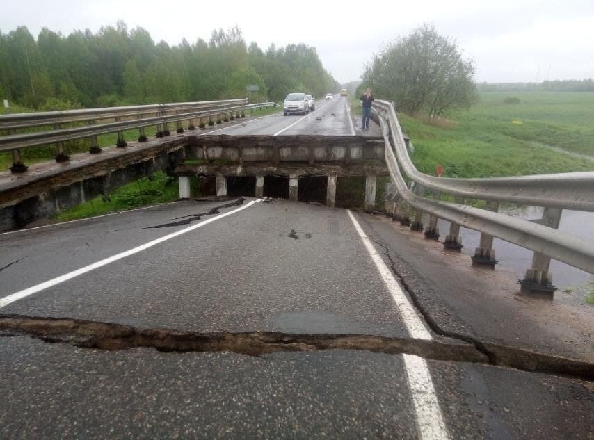 На аўтадарозе Барысаў — Беразіно абрынуўся мост