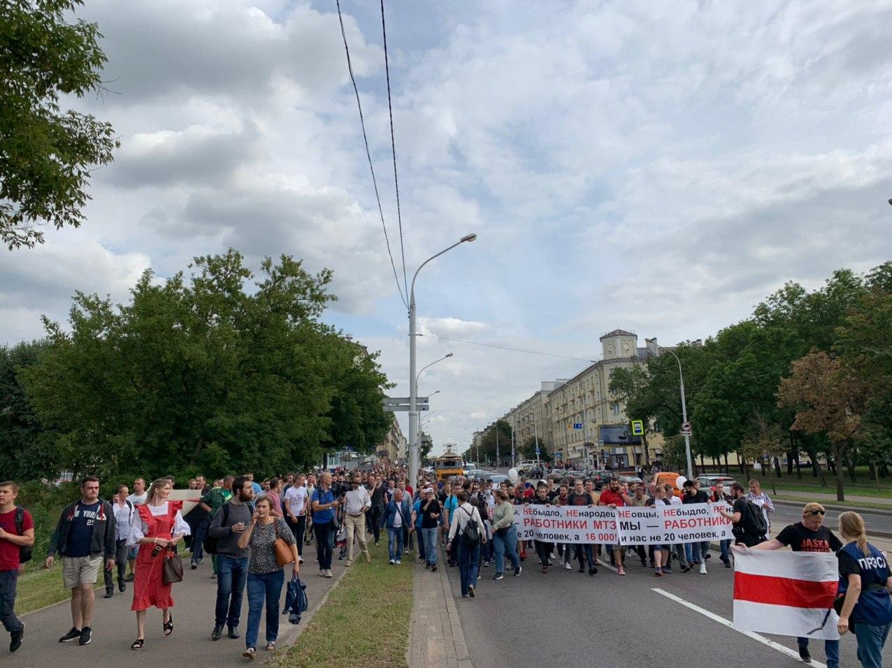 Калона рабочых МТЗ пайшла на плошчу Незалежнасці. Стрым