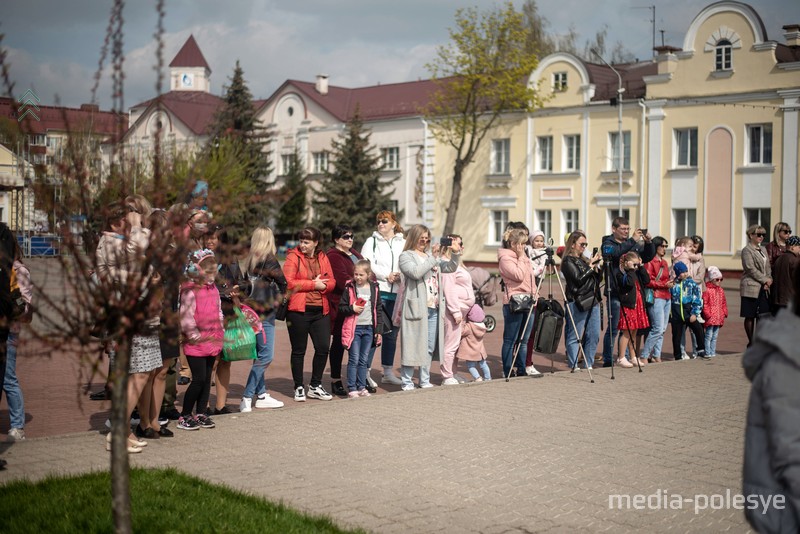 В Лунинце открыли фонтан — с депутатом, шариками и моделями