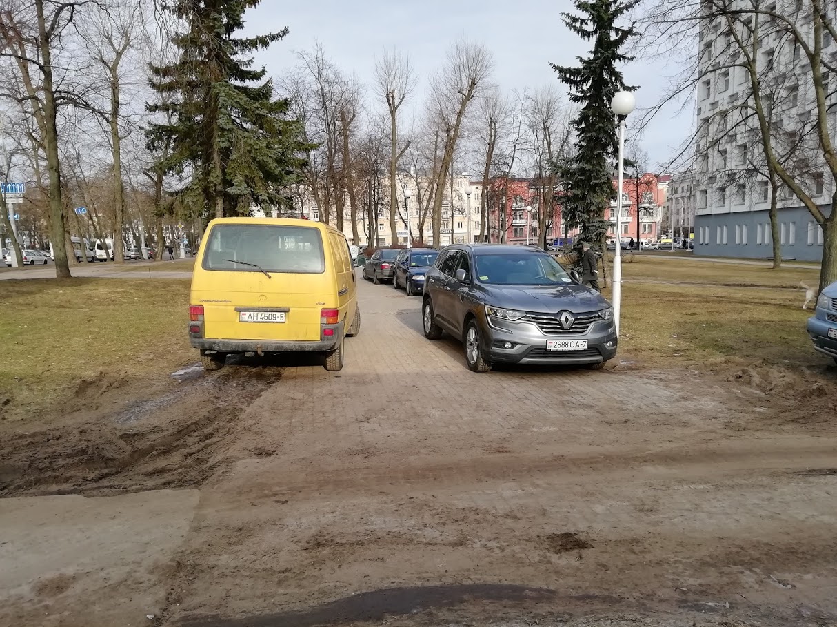 Фото дня: как “паркуны” вспахали газон возле здания МАРТ и Минспорта