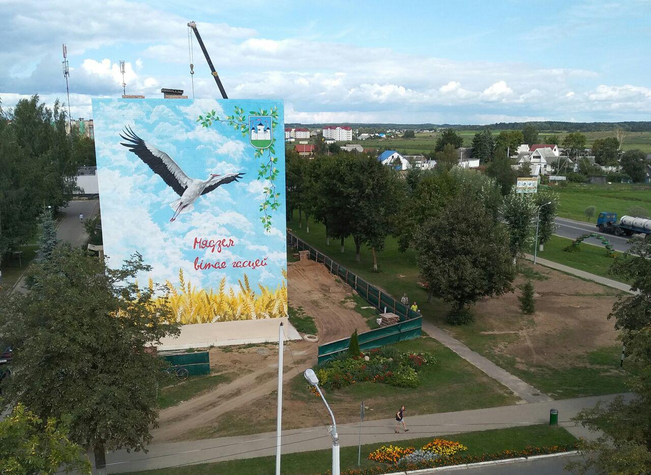 Фотафакт. Вулічны мастак размаляваў Мядзел перад “Дажынкамі” 