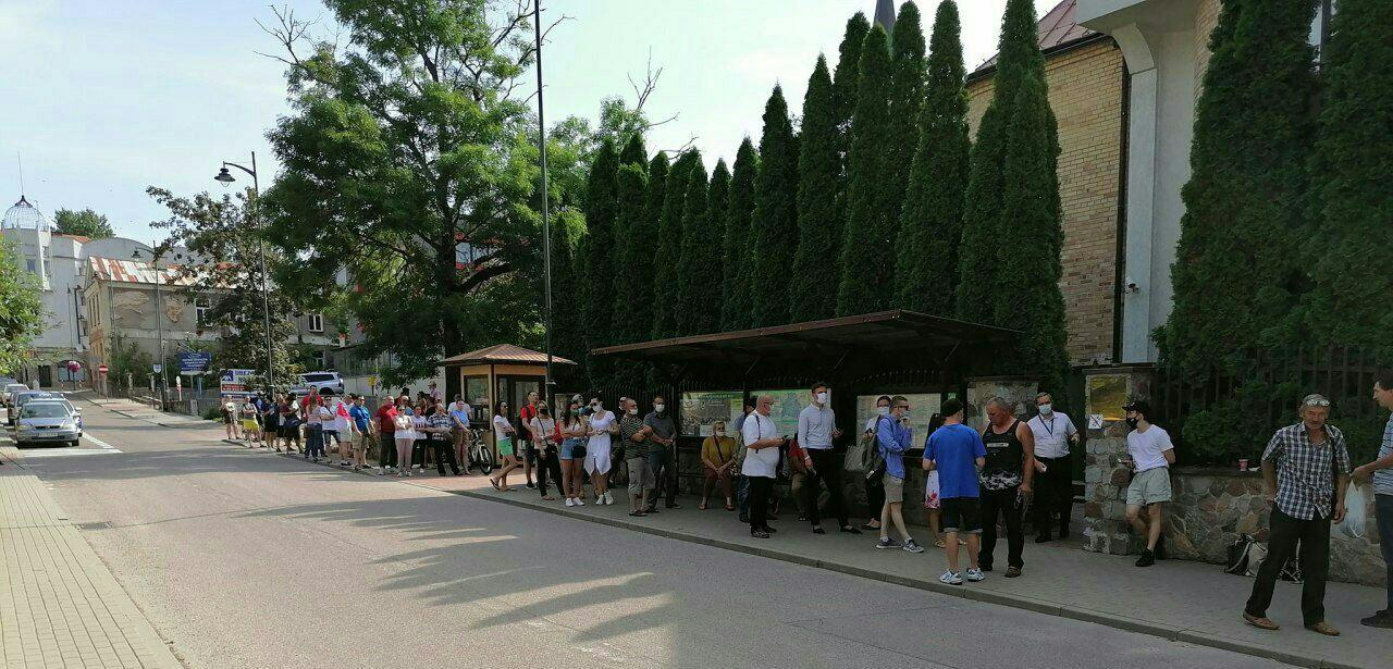 Беларусы прыйшлі галасаваць: чэргі з розных краінаў