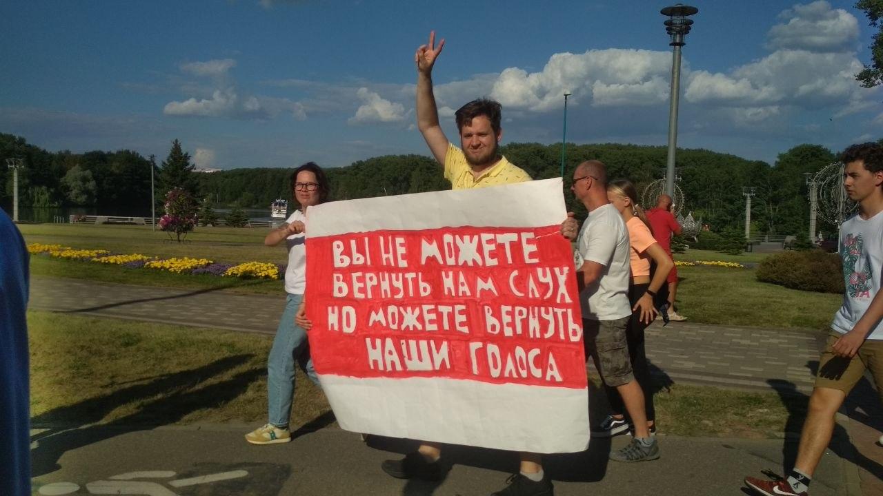 "Звольнены": з якімі плакатамі мінчукі прыйшлі да Стэлы (фота)