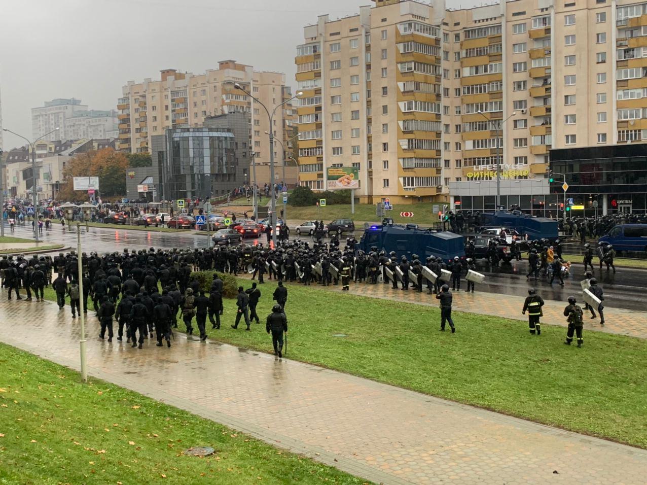 64-ты дзень пратэстаў у фота: годнасць vs вадамёты і гранаты