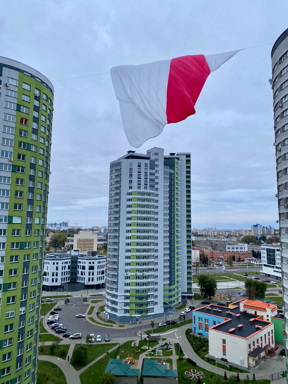 У Мінску паміж дамамі павесілі БЧБ-сцяг памерам з хакейную пляцоўку